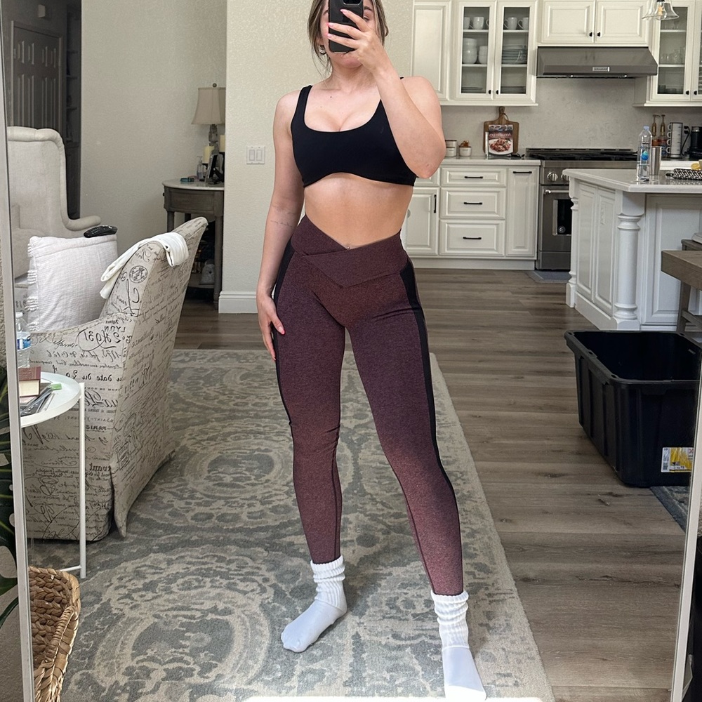 V waist scrunch leggings : burgundy